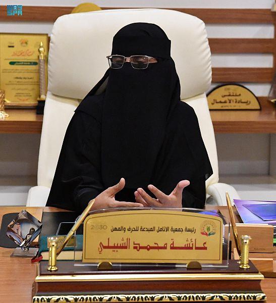 مواطنة تحول الألواح الخشبية إلى أعمال وتحف فنية منذ 50 عامًا 