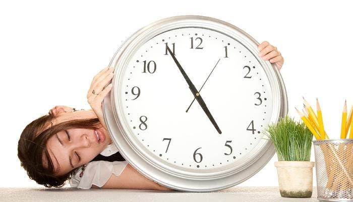 اتبع هذه الطرق للالتفاف على مخاطر العمل بدوامين مختلفين