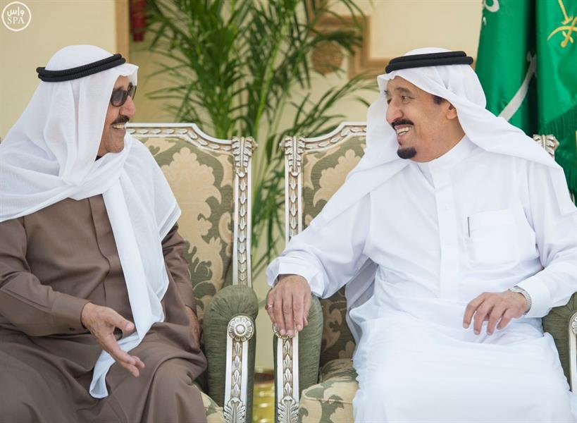 خادم الحرمين يقيم مأدبة غداء في مدينة الملك خالد العسكرية