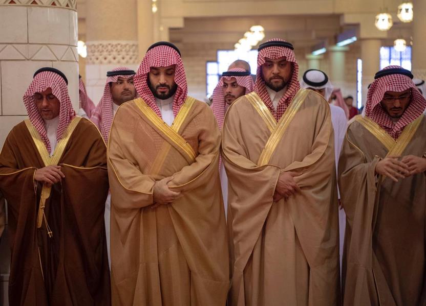خادم الحرمين يؤدي صلاة الميت على الأمير طلال بن سعود 