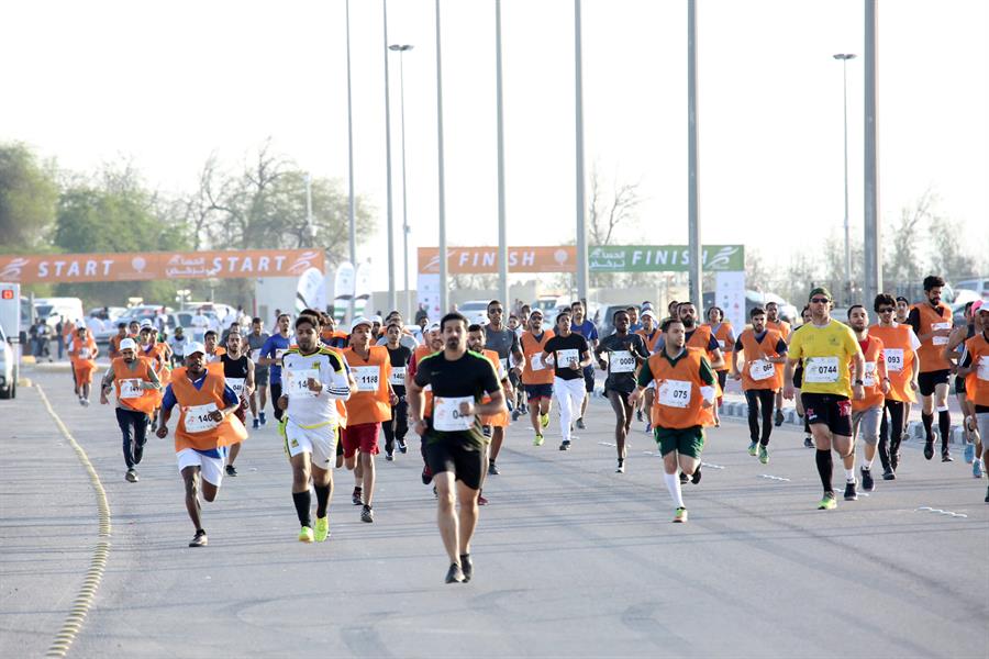 شاهد.. آلاف من الفتيات والشباب والمسنين يتسابقون في مارثون 