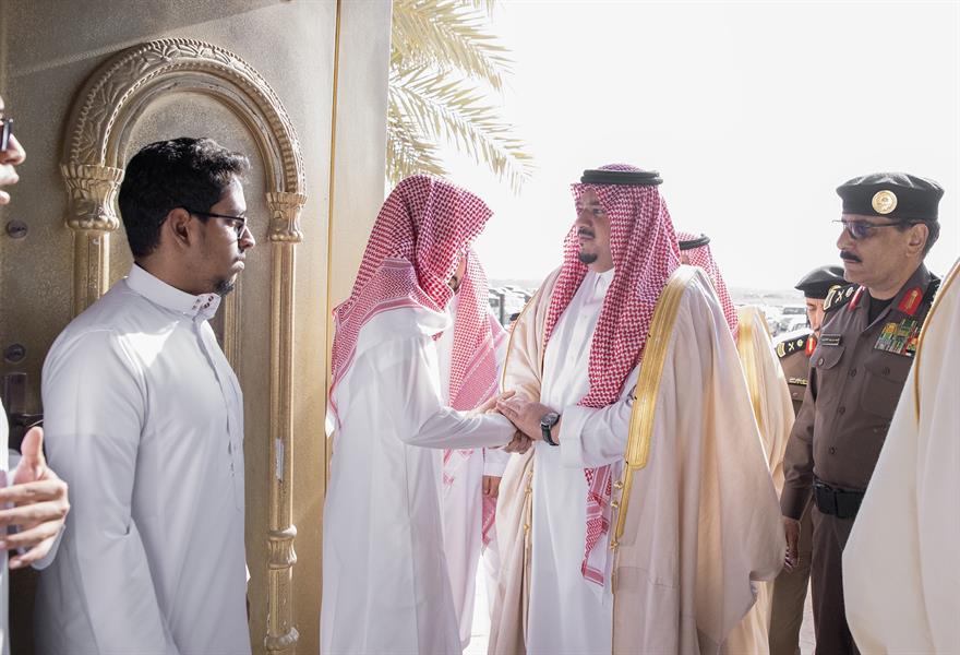 نائب أمير الرياض يؤدي صلاة الميت على اللواء محمد السعد 