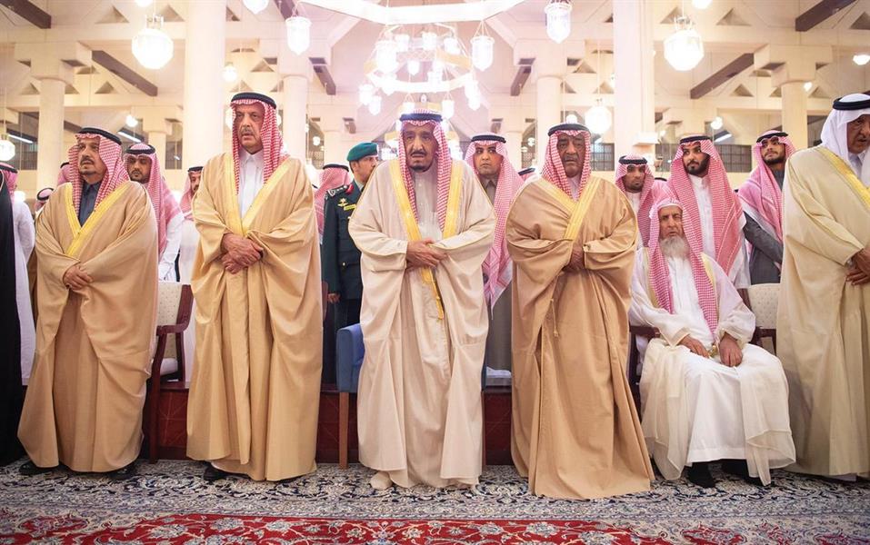 خادم الحرمين يؤدي صلاة الميت على الأمير طلال بن سعود 