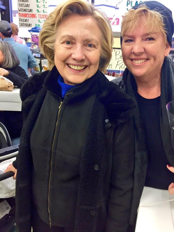 شاهد.. ظهور جديد لهيلاري كلينتون في متجر بوجه ذابل ودون مكياج