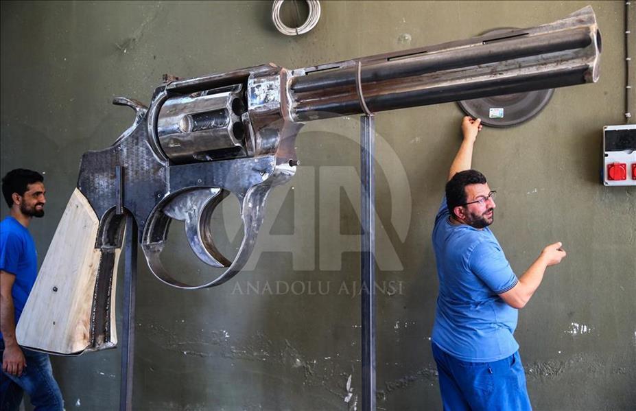 بطول 3 أمتار ووزن 100 كغ.. حداد تركي يصنع مسدسا عملاقا