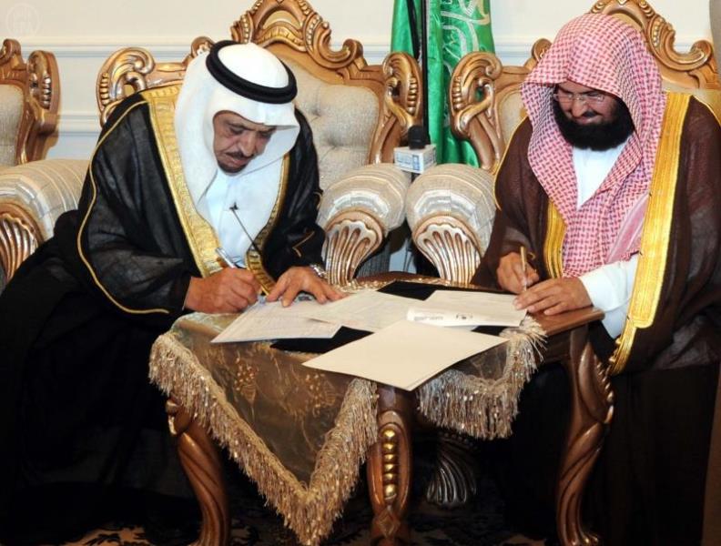 السديس يسلم كسوة الكعبة المشرفة للشيبي