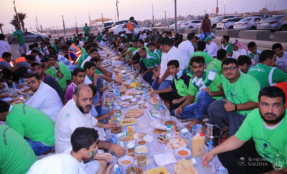 شاهد.. جمهور الأهلي يقيم مأدبة إفطار عن شهداء الواجب قبل مباراة الرائد شاهد.. جمهور الأهلي يقيم مأدبة إفطار عن شهداء الواجب قبل مباراة الرائد