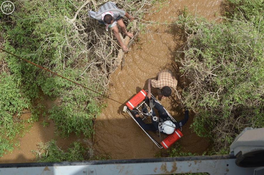 طيران الأمن ينقذ 28 شخصاً احتجزتهم السيول في وادي بيش بجازان