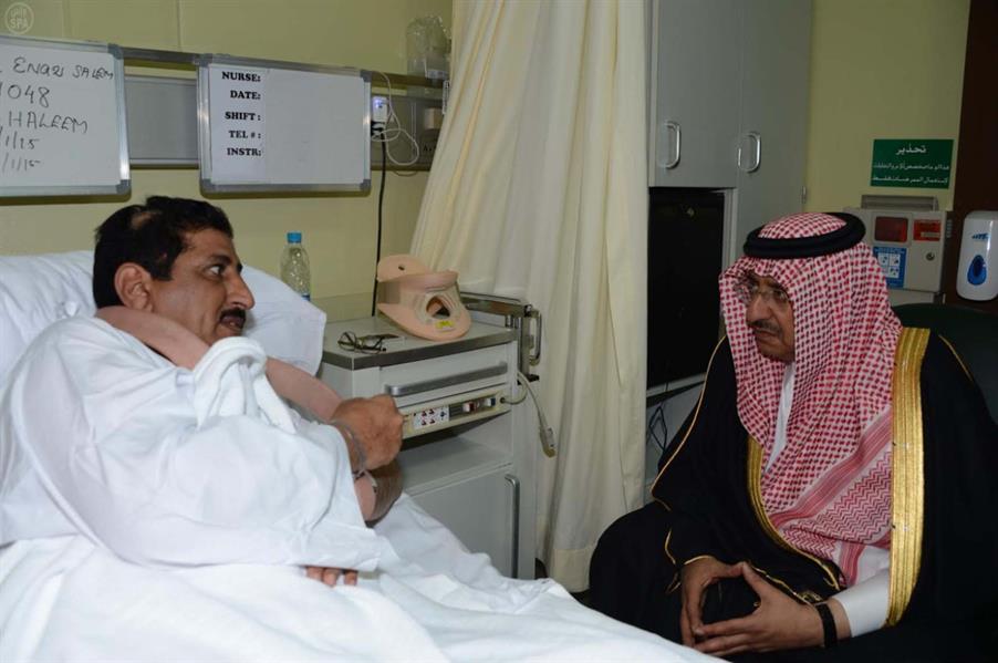 وزير الداخلية يزور العقيد العنزي