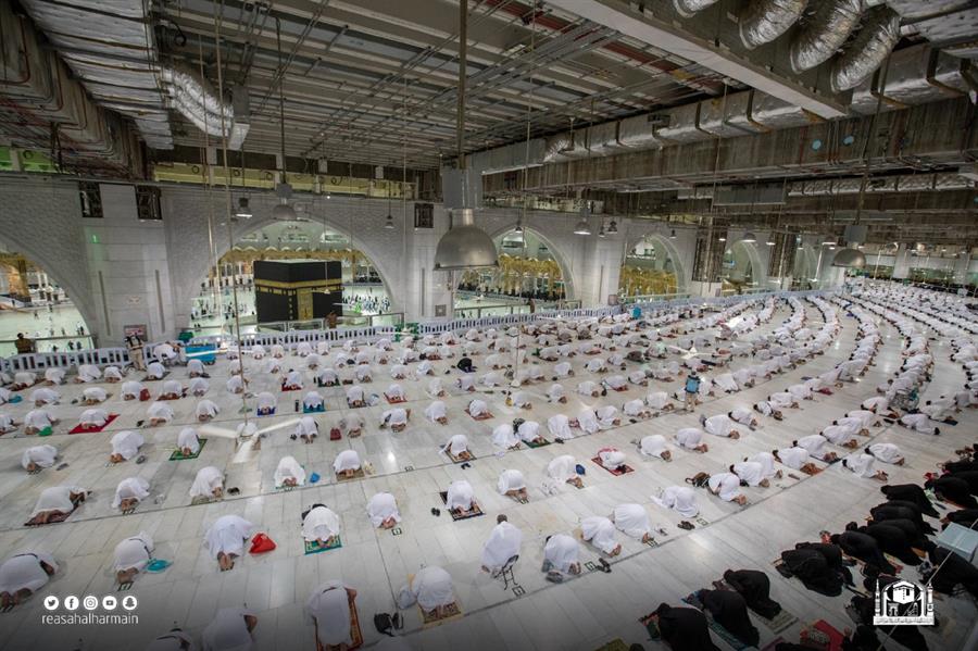 المصلون يشهدون ختم القرآن بالحرمين الشريفين وسط أجواء روحانية المصلون يشهدون ختم القرآن بالحرمين الشريفين وسط أجواء روحانية