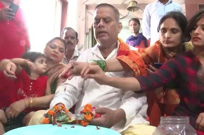 سكان مدينة هندية يجبرون ضفدعين على الزواج بهدف جلب المطر 