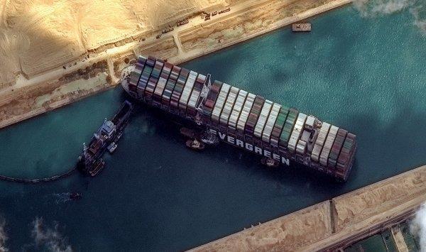 مصر تتحفظ على السفينة التي تعرضت للجنوح بقناة السويس 