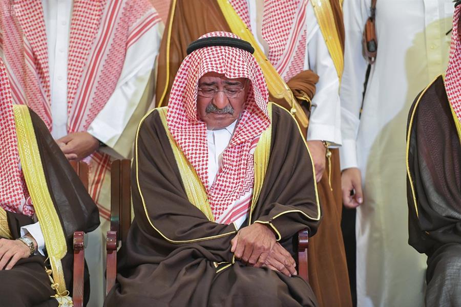 صورتان للأمير مقرن في يوم وداع ابنه تلخصان تأثره وحزنه