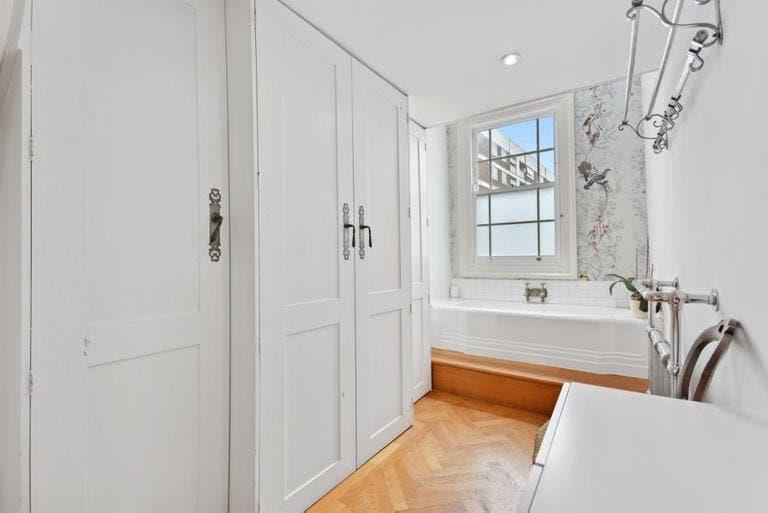 أضيق منزل في لندن للبيع.. عرضه 1,7 متر وسعره مليون يورو أضيق منزل في لندن للبيع.. عرضه 1,7 متر وسعره مليون يورو