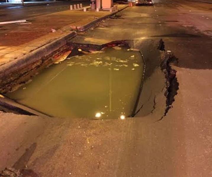 حفرة عميقة تتوسط طريق التخصصي بالرياض تُدخل شابا العناية المركزة (صور)