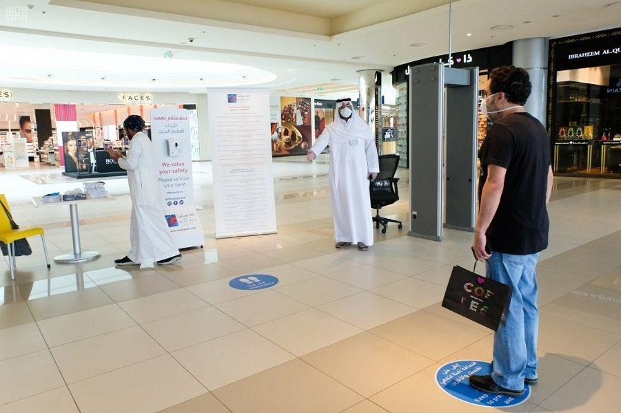 صور لأعمال التطهير والتعقيم بعد قرار إعادة فتح المراكز التجارية بجدة