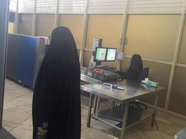 مطار الملك خالد الدولي يدشن نقاط تفتيش نسائية لأول مرة في المملكة (صور)
