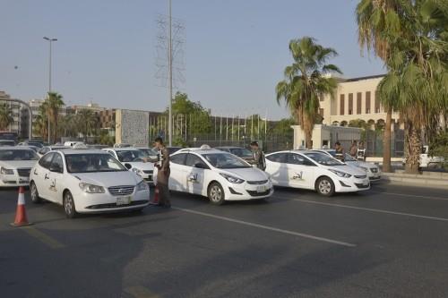 حملة مفاجئة لـ«مرور جدة» تضبط قائدي 700 سيارة أجرة مخالفة
