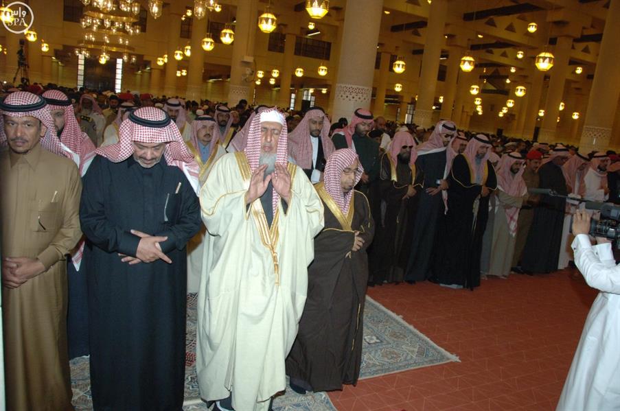 بالصور.. أمير الرياض يؤدي صلاة الميت على والدة الأمير جلوي بن سعود بن عبدالعزيز