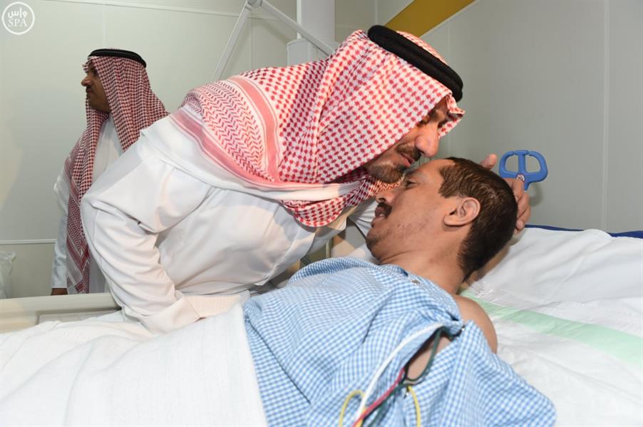أمير نجران يتفقد مسجد المشهد ويزور المصابين بالمستشفى أمير نجران يتفقد مسجد المشهد ويزور المصابين بالمستشفى