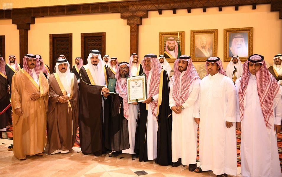 بنظرات يعلوها التأثر.. الأمير مقرن يرعى حفل تكريم شهداء 