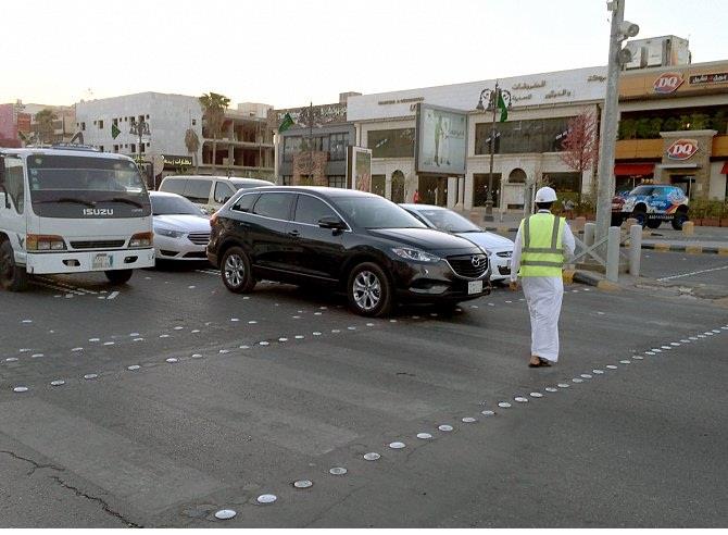 شبان سعوديون يتطوعون لتنظيم المرور