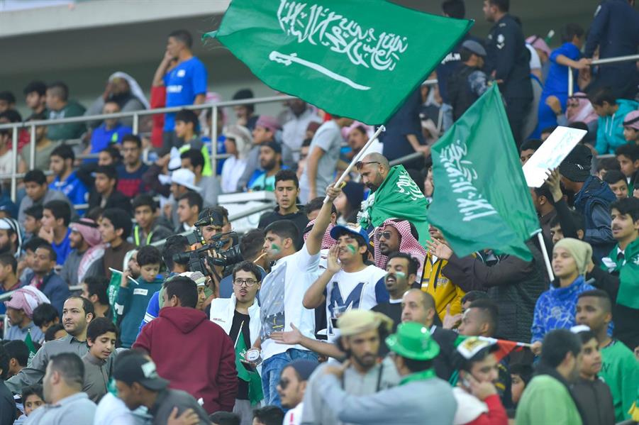 شاهد الحضور الجماهيري السعودي في المباراة الثانية بخليجي 23.. وإماراتيون يرفعون علم المملكة شاهد الحضور الجماهيري السعودي في المباراة الثانية بخليجي 23.. وإماراتيون يرفعون علم المملكة