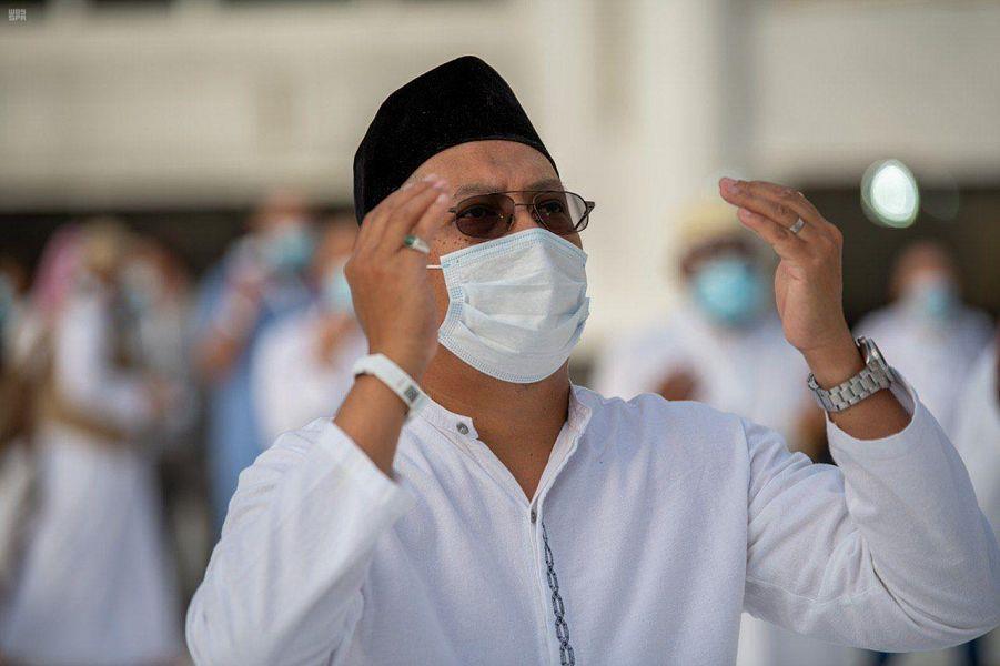 صور توثق مشاعر ضيوف الرحمن لحظة وداعهم بيت الله الحرام بعد انتهاء مناسك الحج 