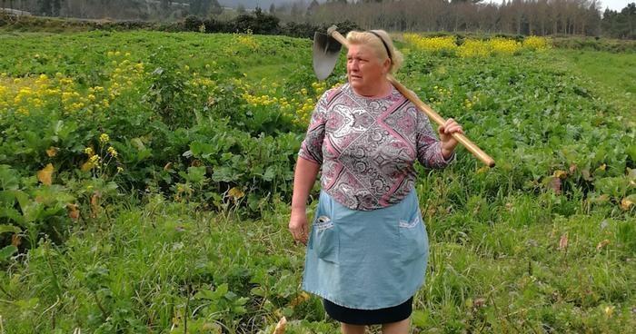 شبيهة الرئيس الأمريكي ترامب مزارعة في أسبانيا