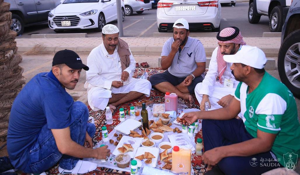 شاهد.. جمهور الأهلي يقيم مأدبة إفطار عن شهداء الواجب قبل مباراة الرائد شاهد.. جمهور الأهلي يقيم مأدبة إفطار عن شهداء الواجب قبل مباراة الرائد