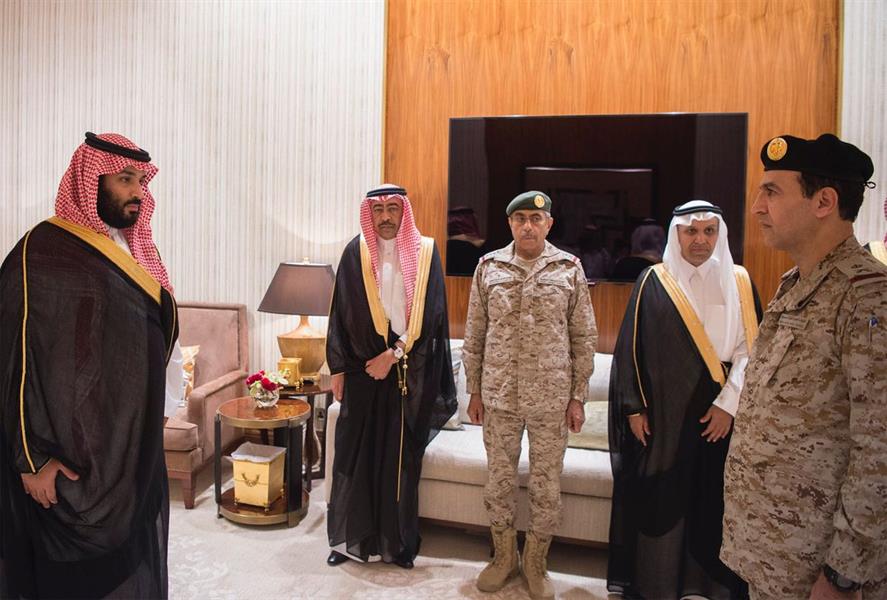 ‏بالصور.. ولي العهد يقلد قائد القوات البحرية رتبته الجديدة