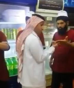 في إطار حملة "غذاؤكم أمانة".. مراقبو بلدية يعاينون نظافة أيدي عمال أحد المطاعم (فيديو) في إطار حملة "غذاؤكم أمانة".. مراقبو بلدية يعاينون نظافة أيدي عمال أحد المطاعم (فيديو)