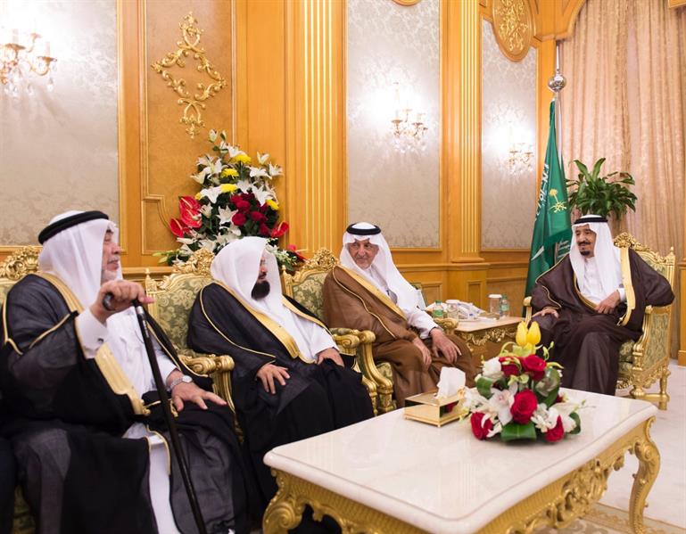بالصور.. خادم الحرمين يستقبل الشيخ السديس