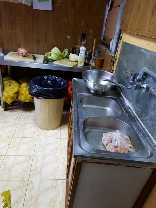 شاهد.. إغلاق مطعم بالخرج يقوم بتحضير الطعام داخل شقة سكنية ومصادرة لحوم مجهولة المصدر