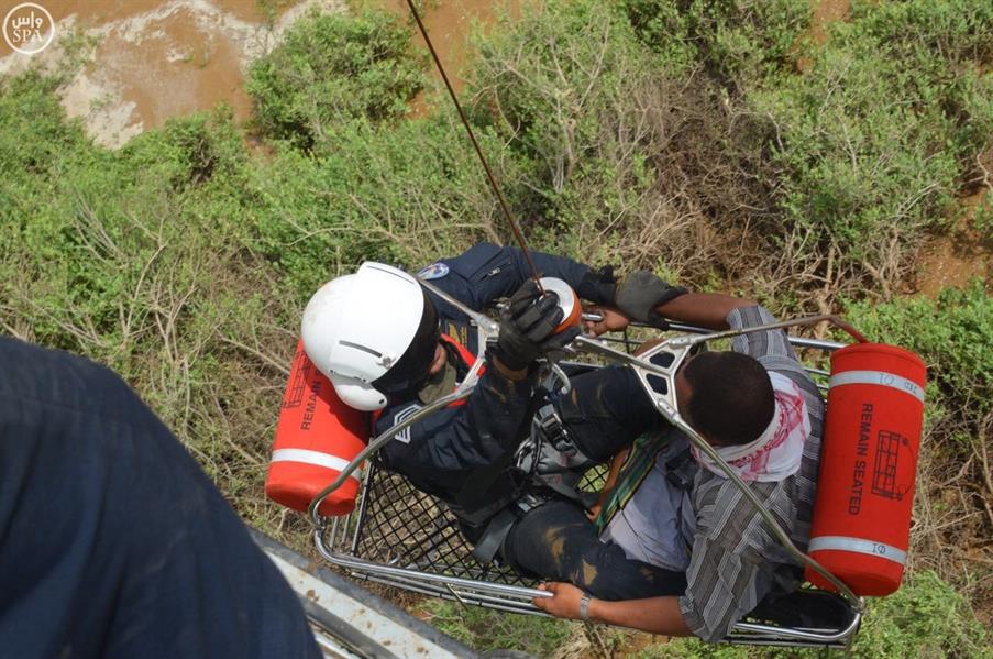 طيران الأمن ينقذ 28 شخصاً احتجزتهم السيول في وادي بيش بجازان