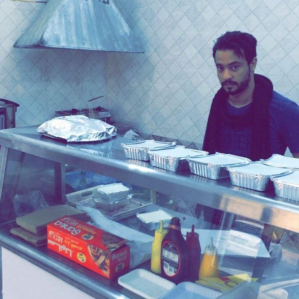 بالصور.. شاب يتحدى فقدان يده اليمنى ويفتتح مطعما يديره بنفسه في حقل بالصور.. شاب يتحدى فقدان يده اليمنى ويفتتح مطعما يديره بنفسه في حقل