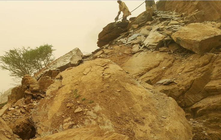 بلدية الحقو تبدأ في إزالة الصخور المهددة للأهالي بلدية الحقو تبدأ في إزالة الصخور المهددة للأهالي