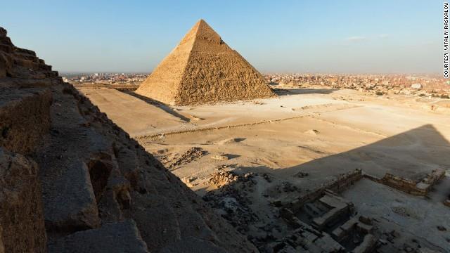 صورة للاهرامات اثناء صعود السائحين الروسيين لقمة الهرم