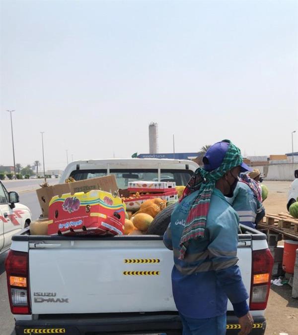 أمانة جدة تواصل حملتها على الباعة الجائلين وتصادر 7طن من الفواكه والخضروات