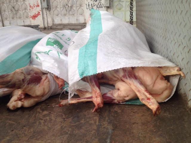 بالصور.. ضبط سيارة محملة باللحوم المتعفنة قبل توزيعها بـ