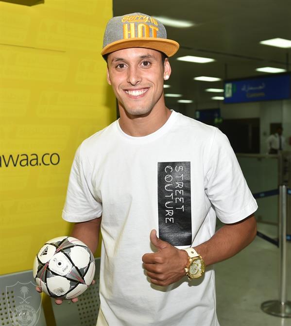 بعد شد وجذب.. محترف الأهلي الجديد ينهي الجدل ويصل رسميا إلى جدة (فيديو)‎