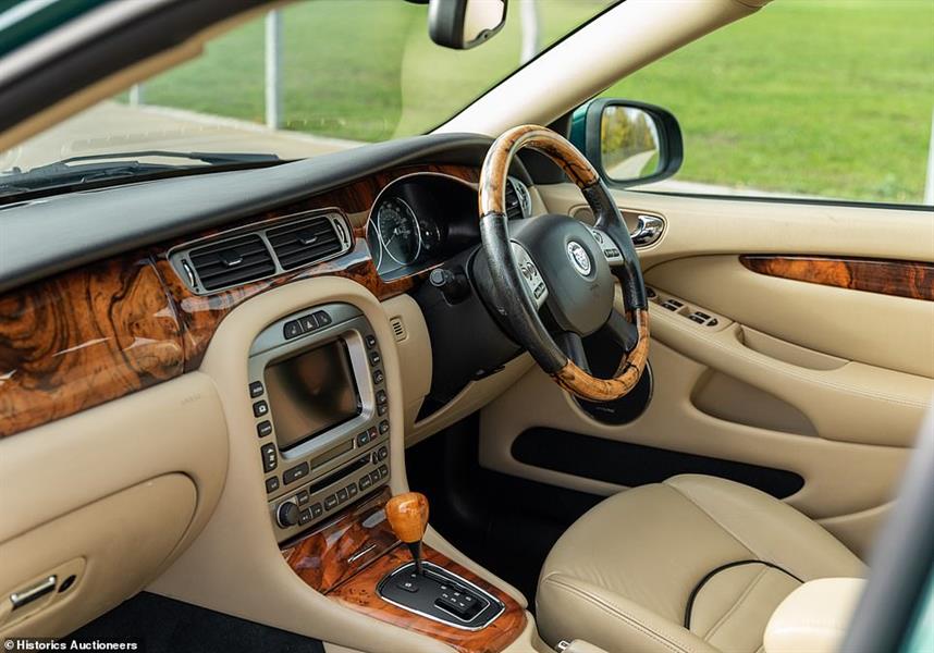 عرض سيارة الملكة إليزابيث للبيع في مزاد نهاية الشهر الجاري (صور)