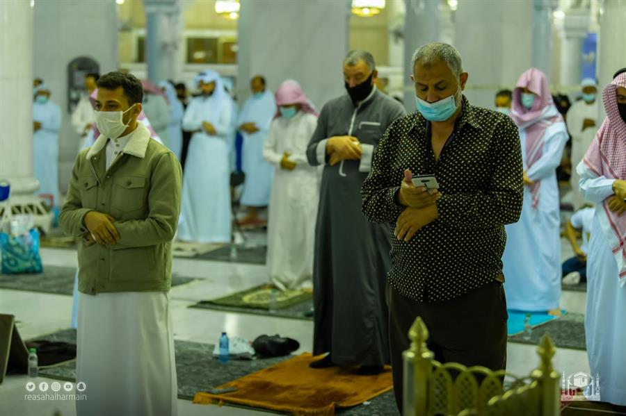 المصلون يشهدون ختم القرآن بالحرمين الشريفين وسط أجواء روحانية المصلون يشهدون ختم القرآن بالحرمين الشريفين وسط أجواء روحانية