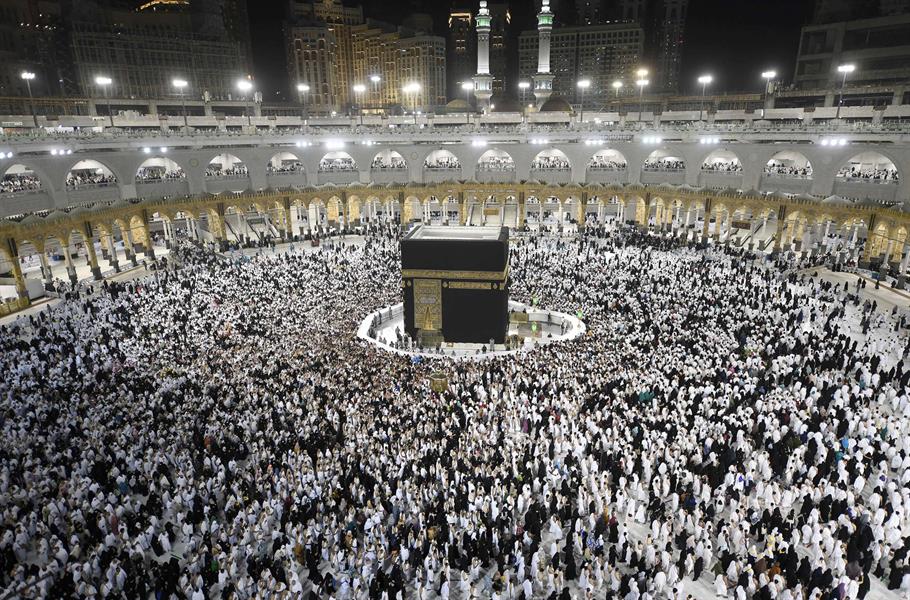 جموع المُصلين تؤدي صلاة التراويح والتهجد ليلة السابع والعشرين بالحرم المكي (صور)