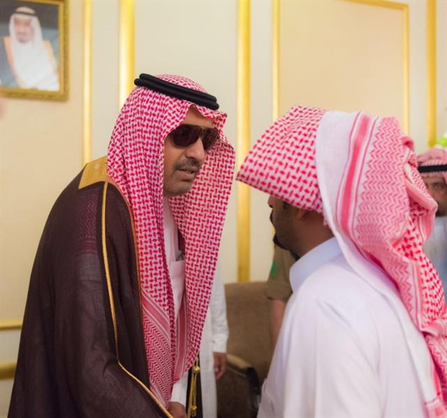 بالصور.. أمير الباحة يتقدم مستقبلي جثمان الشهيد بالصور.. أمير الباحة يتقدم مستقبلي جثمان الشهيد