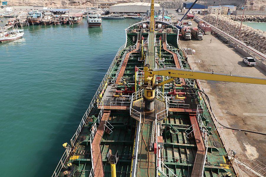 وصول دفعة جديدة من منحة المشتقات النفطية السعودية إلى محافظة المهرة