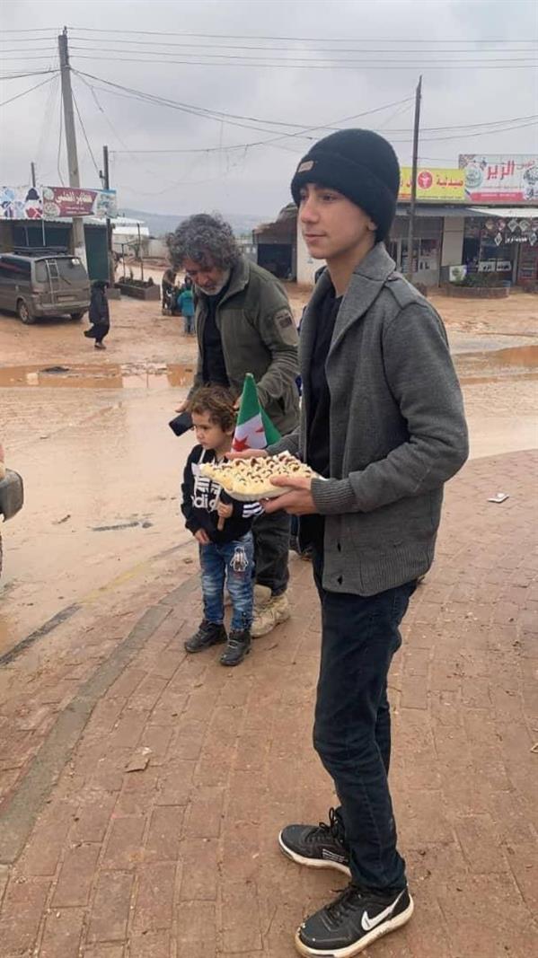 السوريون يوزعون الحلوى في كل مكان احتفالاً بمقتل قاسم سليماني
