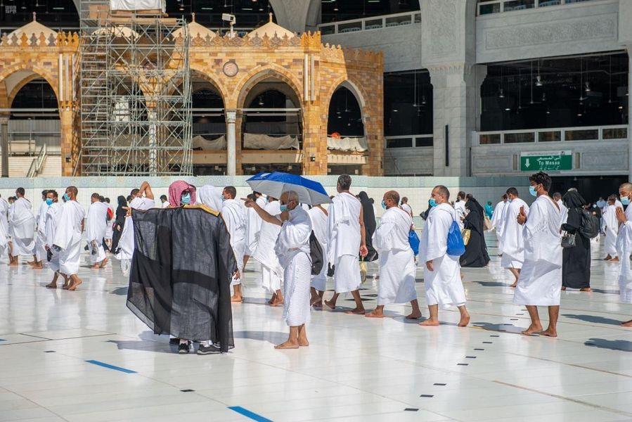 شاهد.. جموع المصلين يؤدون صلاة الجمعة بالمسجد الحرام 