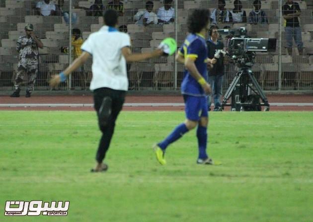  مشجع هلالي يقتحم ملعب مباراة الاتحاد والنصر