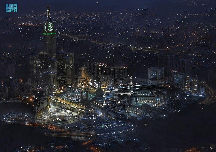 مشاهد مهيبة للحرم المكي وسط تحليق طيران الأمن فوقه  